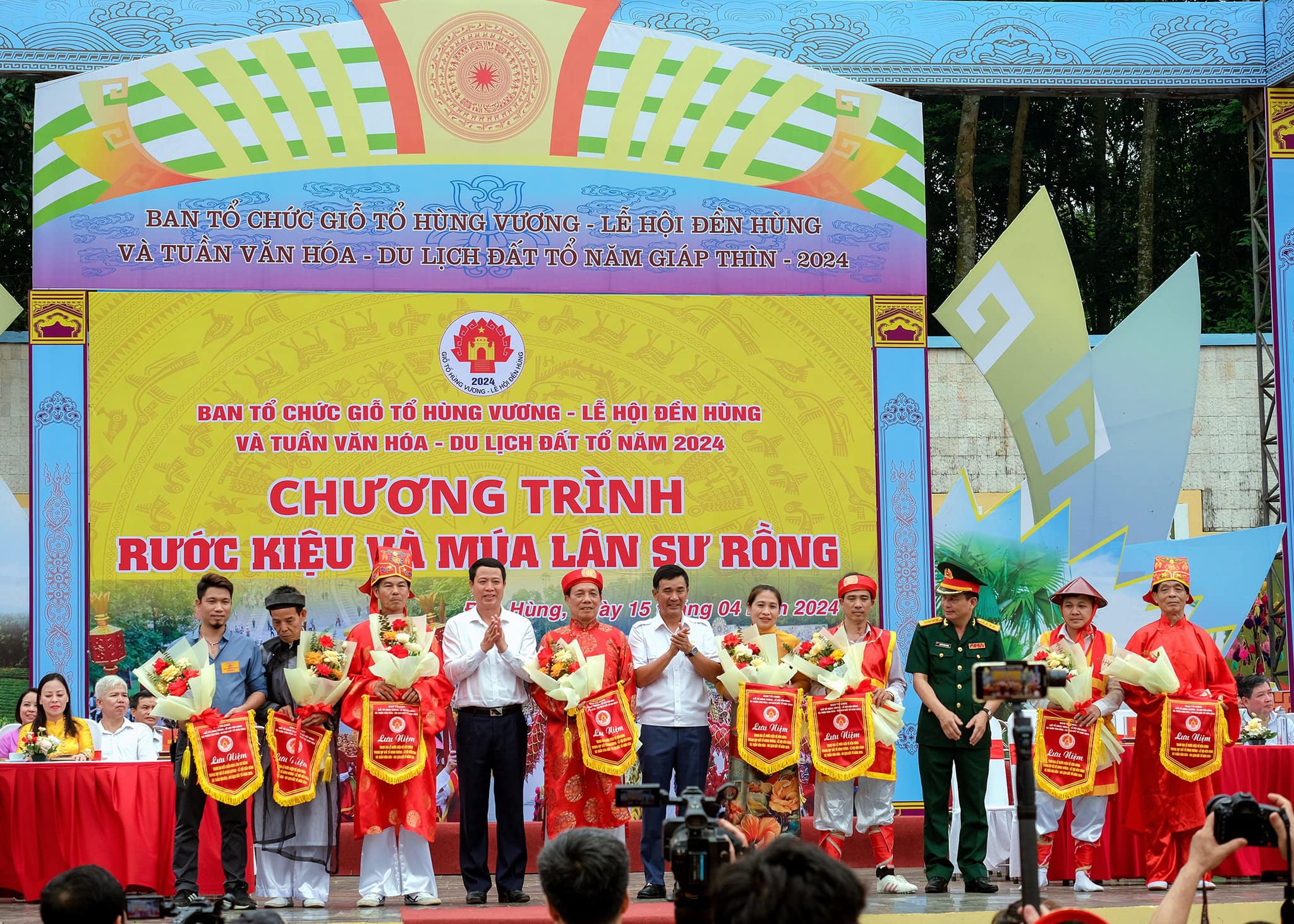 Chương trình rước kiệu và múa lân sư rồng của CLB Lân sư rồng tại lễ hội đền Hùng