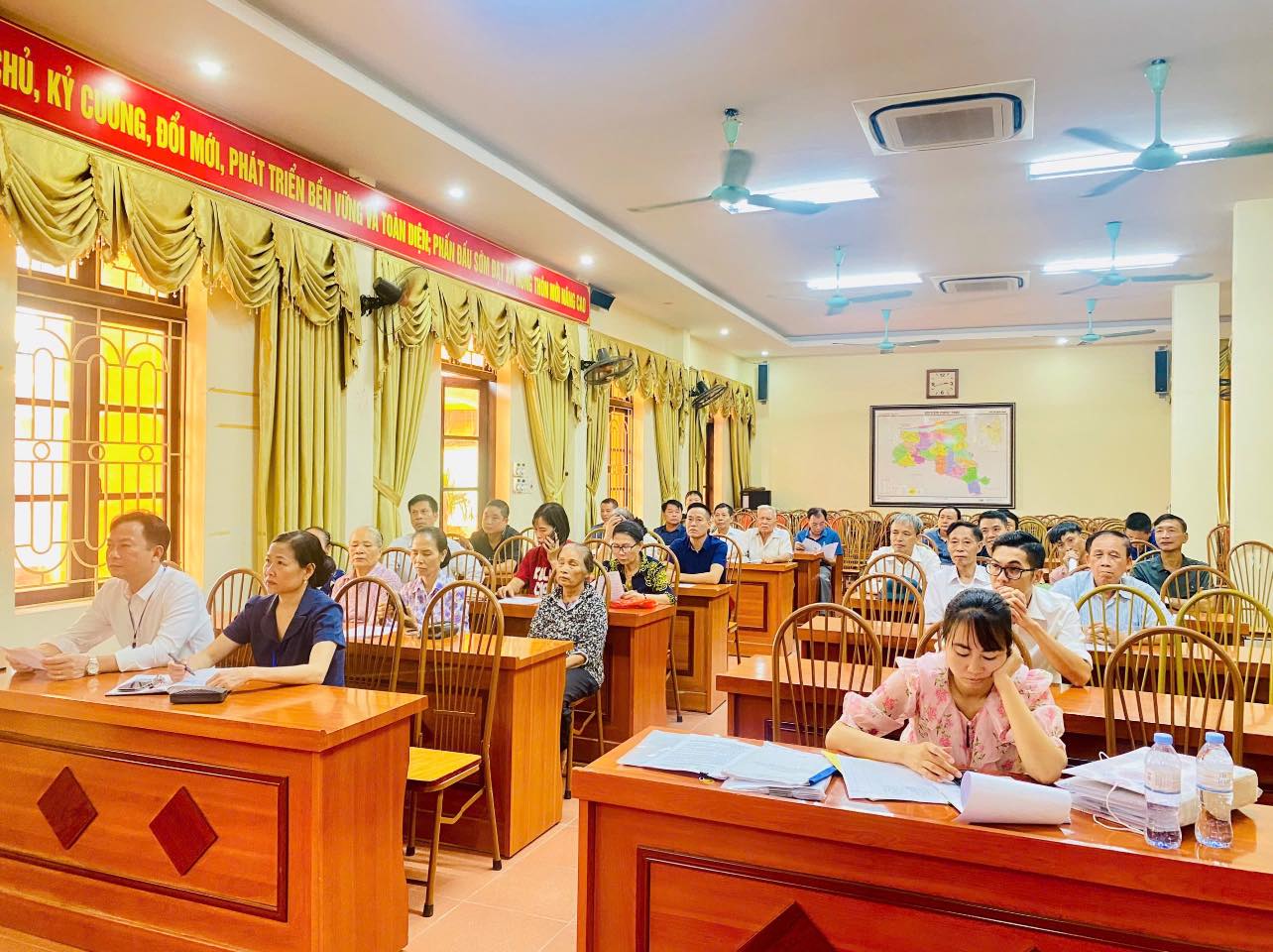 Hội nghị bàn giao thông báo thu hồi đất và thực hiện kê khai, kiểm đếm cây cối, hoa màu, tài sản, vật kiến trúc trên đất thu hồi tại Dự án nâng cấp cải tạo tuyến đường trục thôn 1, 2, 3, 4 xã Tam Hiệp (giai đoạn 3)