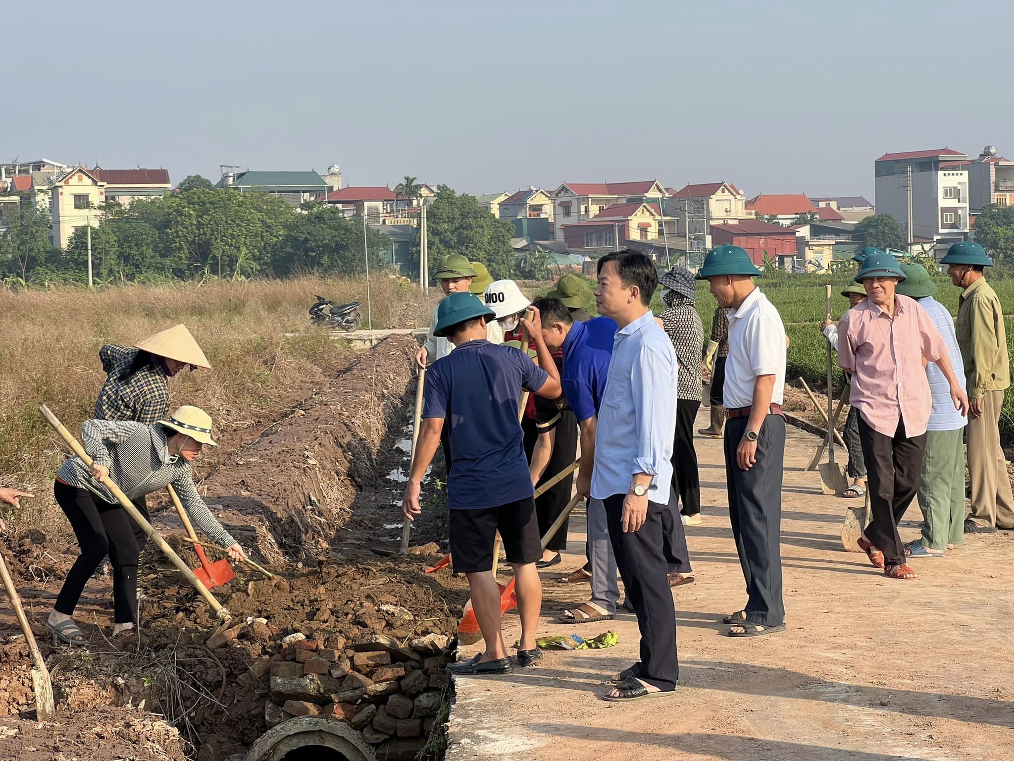 Ra quân vệ môi trường đường giao thông nội đồng trên địa bàn xã Tam Hiệp