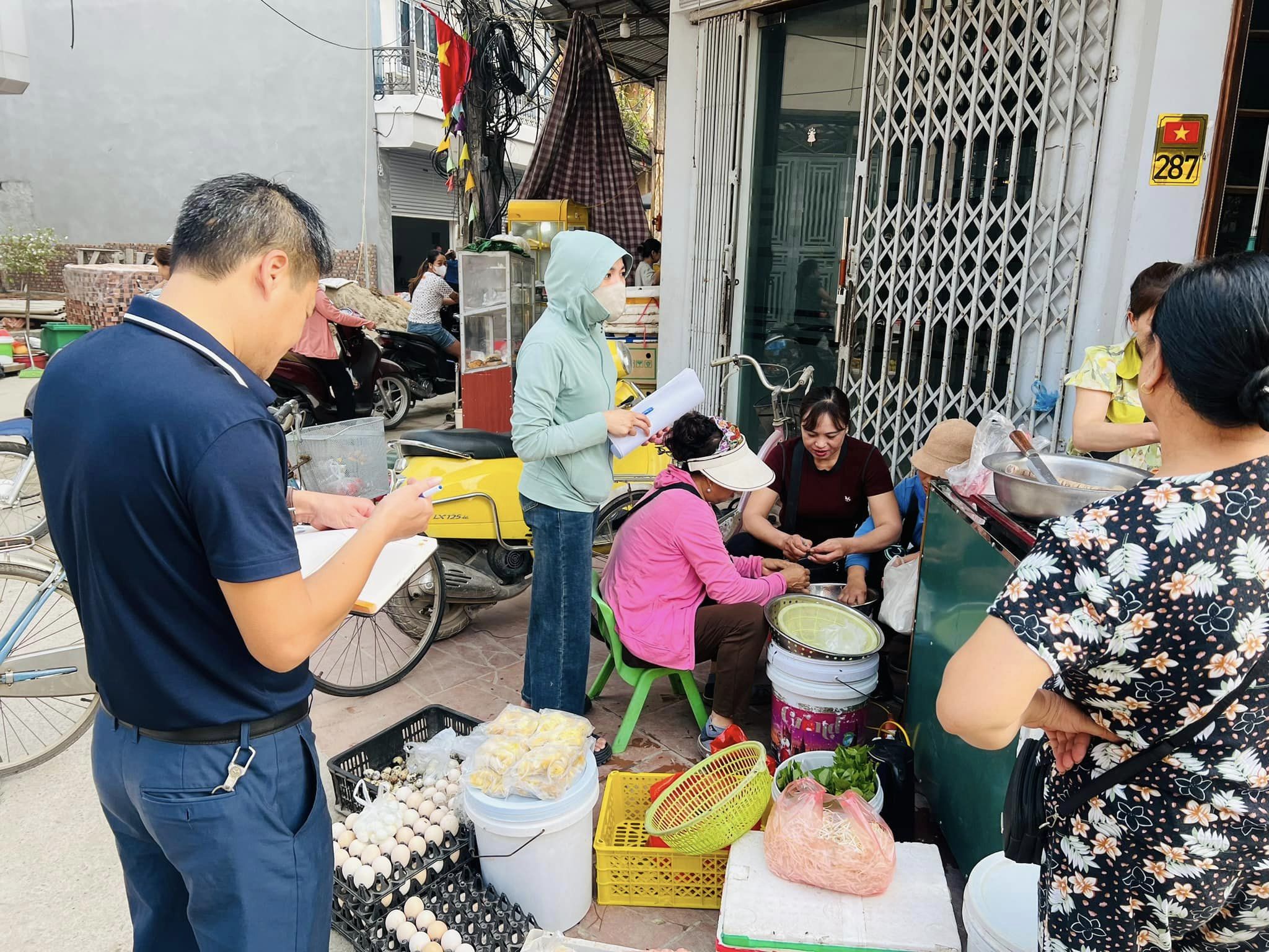 Tổ công tác tiến hành tuyên truyền, vận động, thông báo đến các hộ, tiểu thương buôn bán tại khuôn viên Đình Làng Thượng Hiệp